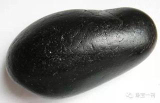和田墨玉,指的是新疆和田玉中的一个名贵品种之一