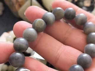 两条和田玉青花籽料卡12毫米手串