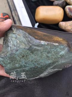 一刀下去切出一个百万富翁,这才是真正的籽料赌石! 和田玉鉴定保养知